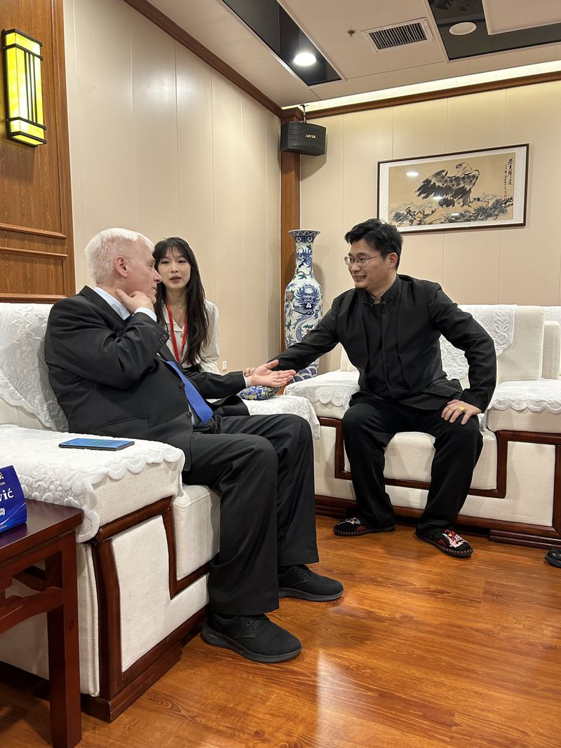 民革党员、中医传承人秦进为中医药海外传播添力