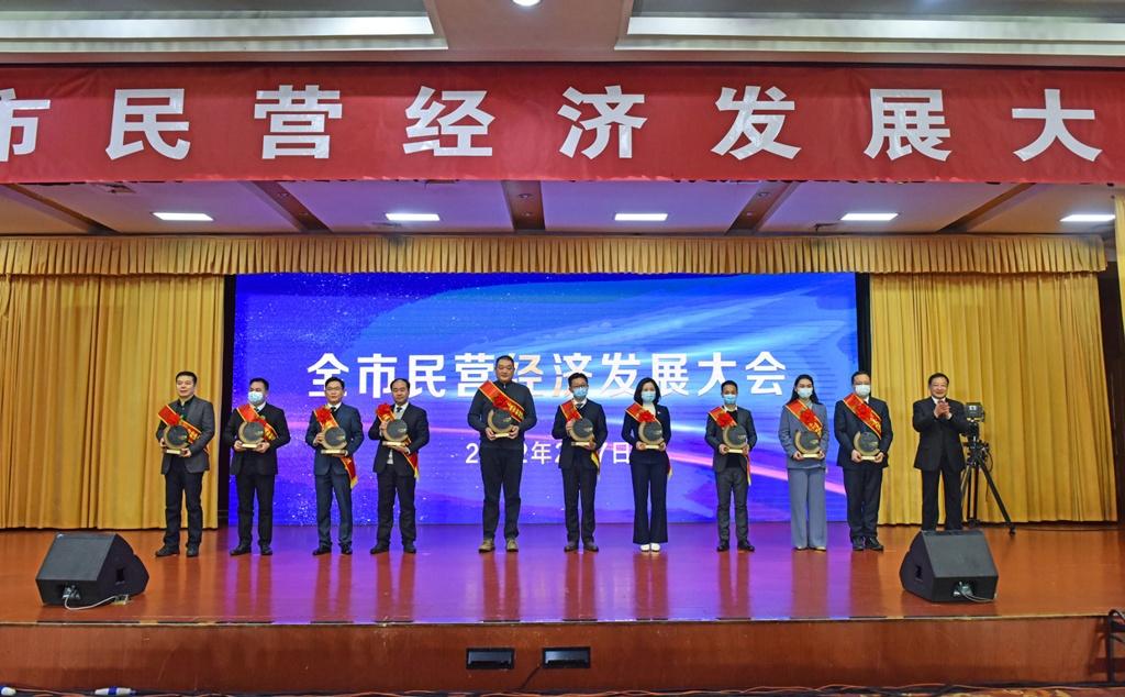 戴文祥（右三）代表安徽堆草堆上台领奖_副本.jpg