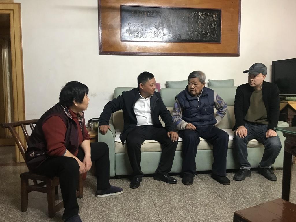 图二：慰问组询问吴立（左三）病情、身体情况和当前困难.jpg