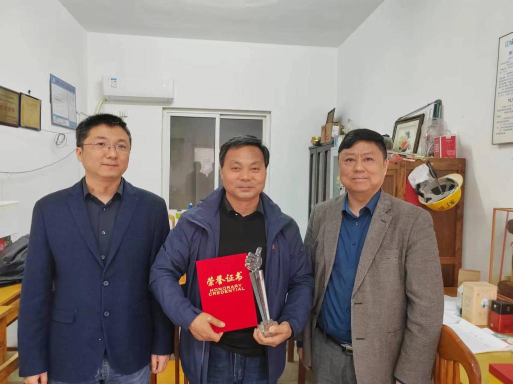 双桥办事处负责人同志给卢凡文送去表彰.jpg
