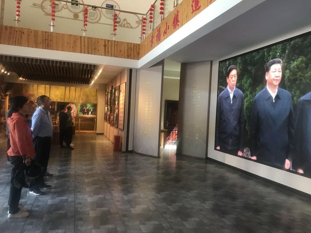 图四：在大湾村.jpg